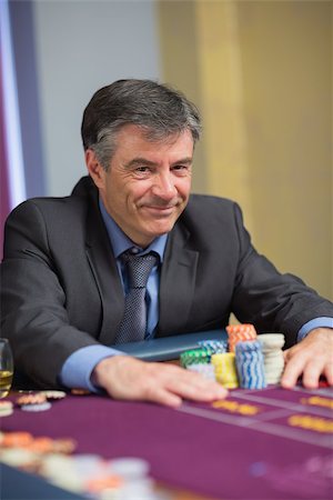 simsearch:400-06802094,k - Smiling man with his chips at roulette table Foto de stock - Super Valor sin royalties y Suscripción, Código: 400-06801960