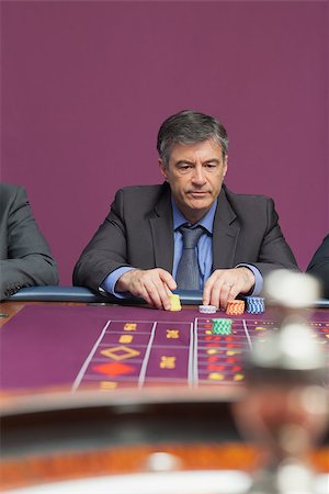 simsearch:400-06802094,k - Man concentrating on roulette in casino Foto de stock - Super Valor sin royalties y Suscripción, Código: 400-06802086