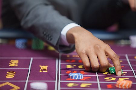 simsearch:400-06802094,k - Man in a casino is placing a bet at roulette table Foto de stock - Super Valor sin royalties y Suscripción, Código: 400-06802098