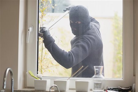 simsearch:400-06881880,k - Burglar breaking a kitchen window with a crobar from outside Stockbilder - Microstock & Abonnement, Bildnummer: 400-06803567