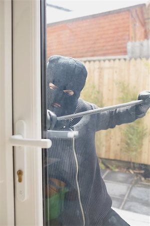 pied-de-biche - Buglar opening door from outside with crow bar Photographie de stock - Aubaine LD & Abonnement, Code: 400-06803573