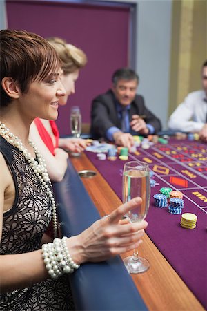 simsearch:400-06802094,k - Woman holding glass of chanpagne at roulette in casino Foto de stock - Super Valor sin royalties y Suscripción, Código: 400-06803799