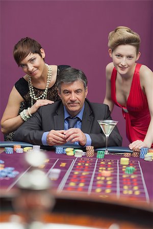 simsearch:400-06802094,k - Women standig with man at roulette table in casino Foto de stock - Super Valor sin royalties y Suscripción, Código: 400-06803791