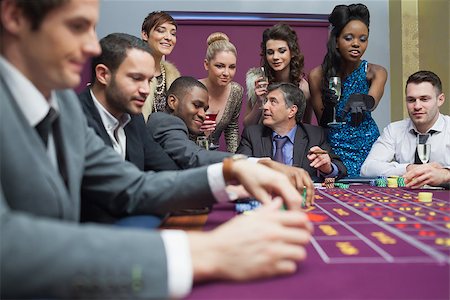 Women watching men play roulette in casino Foto de stock - Super Valor sin royalties y Suscripción, Código: 400-06803805