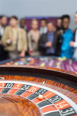 People standing looking at the roulette wheel at the casino Foto de stock - Super Valor sin royalties y Suscripción, Código: 400-06803808