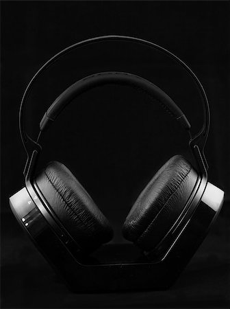 simsearch:400-04434331,k - Black modern Headphones on a black background Photographie de stock - Aubaine LD & Abonnement, Code: 400-06847618