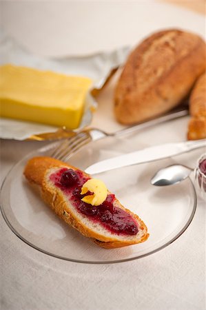 simsearch:400-05079087,k - bread butter and jam classic European breakfast Fotografie stock - Microstock e Abbonamento, Codice: 400-06854600