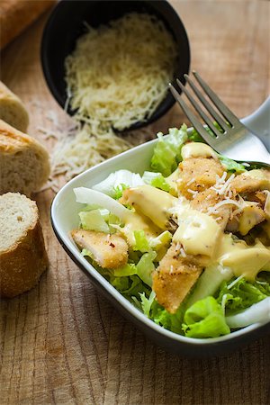 simsearch:400-04307416,k - fresh caesar salad on bowl with parmesan cheese Foto de stock - Super Valor sin royalties y Suscripción, Código: 400-06854872
