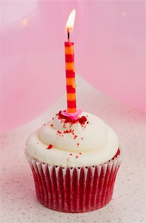 simsearch:400-07462728,k - one birthday homemade cupcake with  burning  candle Stockbilder - Microstock & Abonnement, Bildnummer: 400-06855285