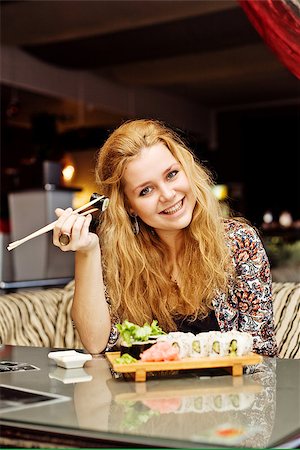 pretty young woman sitting in the cafe with a cup of coffee Photographie de stock - Aubaine LD & Abonnement, Code: 400-06855283