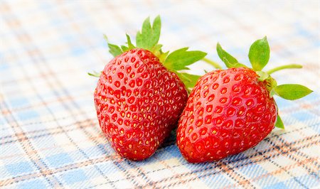 Close up of Fresh Sweet Strawberries on the Table Cloth Photographie de stock - Aubaine LD & Abonnement, Code: 400-06855377