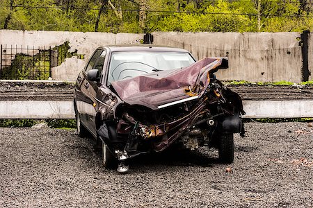 A car in a car wreckers yard after a recent crash Stock Photo - Budget Royalty-Free & Subscription, Code: 400-06855675