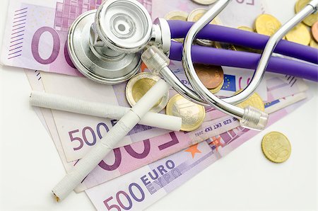 simsearch:630-01127338,k - Top view of cigarettes and stethoscope on Euro money on white desk.  Concept of health and financial damage smoking makes. Fotografie stock - Microstock e Abbonamento, Codice: 400-06855840