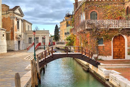 Small wooden bridge over narrow canal and traditional venetian brick house covered with ivy in Venice, Italy. Photographie de stock - Aubaine LD & Abonnement, Code: 400-06857072