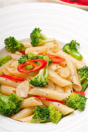 simsearch:400-06461732,k - classic Italian penne pasta with broccoli and red chili pepper Stockbilder - Microstock & Abonnement, Bildnummer: 400-06858385