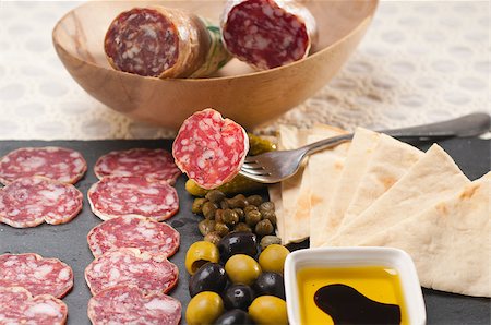 simsearch:400-06565344,k - fresh cold cut platter with pita bread and pickles antipasti Foto de stock - Super Valor sin royalties y Suscripción, Código: 400-06858389