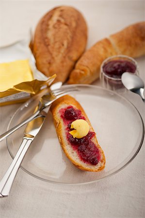 simsearch:400-05079087,k - bread butter and jam classic European breakfast Fotografie stock - Microstock e Abbonamento, Codice: 400-06858417