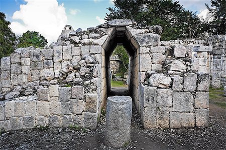 simsearch:400-04705388,k - Chichen Itza in the yucatan was a Maya city and one of the greatest religious center and remains today one of the most visited archaeological sites Photographie de stock - Aubaine LD & Abonnement, Code: 400-06859277