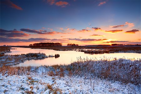 simsearch:400-05026123,k - colorful sunrise over river in winter Photographie de stock - Aubaine LD & Abonnement, Code: 400-06859546