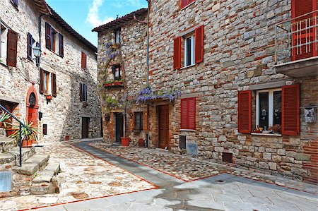simsearch:400-09274720,k - Alley with Old Buildings in the Medieval City, Italy Photographie de stock - Aubaine LD & Abonnement, Code: 400-06859758