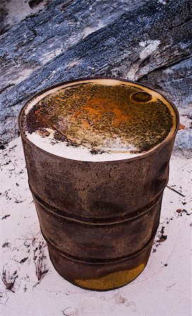 A rusty old oil drum on the beach Stockbilder - Microstock & Abonnement, Bildnummer: 400-06853075