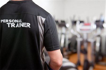 ruigsantos (artist) - Personal Trainer, with his back facing the camera, looking at a gym Fotografie stock - Microstock e Abbonamento, Codice: 400-06853088