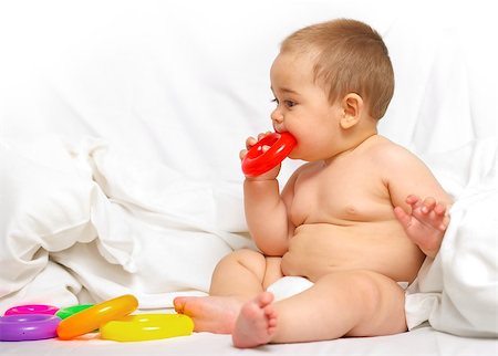 Baby boy playing with colorful toys in the bed Foto de stock - Super Valor sin royalties y Suscripción, Código: 400-06853384