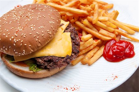 simsearch:825-05811371,k - Cheese burger - American cheese burger with fresh salad Photographie de stock - Aubaine LD & Abonnement, Code: 400-06853484