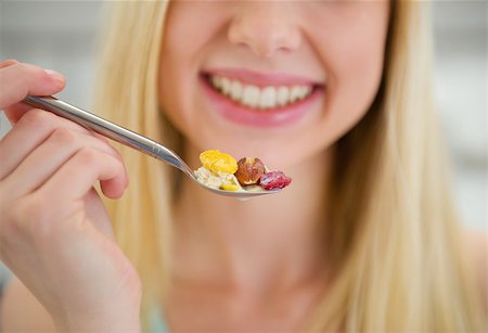 Closeup on spoon with flakes in hand of smiling teenager girl Stockbilder - Microstock & Abonnement, Bildnummer: 400-06853549