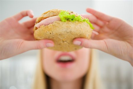 Closeup on teenager girl eating burger Foto de stock - Super Valor sin royalties y Suscripción, Código: 400-06853557