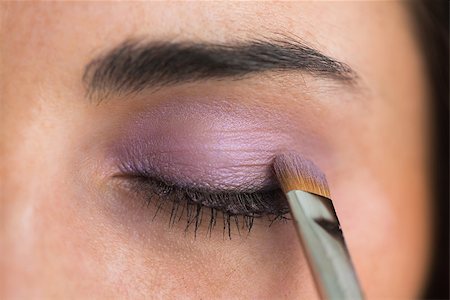 Woman getting purple eye shadow applied Foto de stock - Super Valor sin royalties y Suscripción, Código: 400-06864986