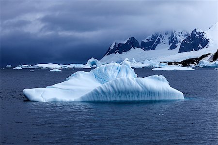 Antarctica landscape - iceberg floating in the sea Foto de stock - Super Valor sin royalties y Suscripción, Código: 400-06866989