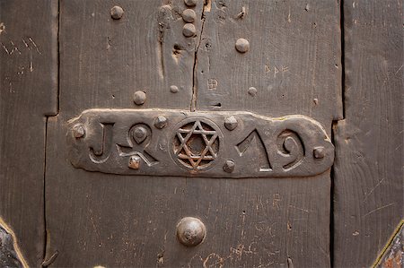 simsearch:400-04265729,k - Closeup of an door with Star of David into a steel frame placed on textured colorful old wood. Fotografie stock - Microstock e Abbonamento, Codice: 400-06867008