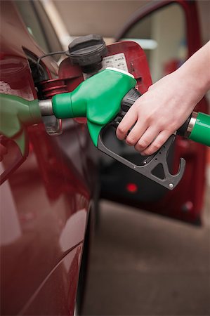 simsearch:400-05073128,k - Woman hand refilling up gas tank of the car with green eco fuel on a filling station Foto de stock - Royalty-Free Super Valor e Assinatura, Número: 400-06867009