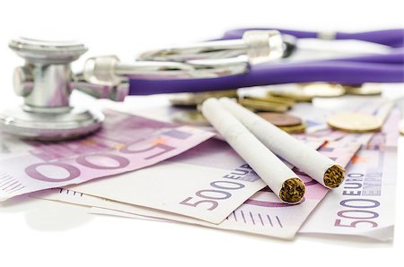 simsearch:632-06118127,k - Cigarettes and stethoscope on Euro money. With copy space. Concept of health and financial damage smoking makes. Foto de stock - Super Valor sin royalties y Suscripción, Código: 400-06867147