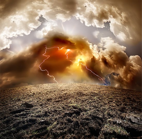 Storm, thunder and lightning on the field Foto de stock - Sin royalties, Artista: Givaga, Código de la imagen: 400-06867564
