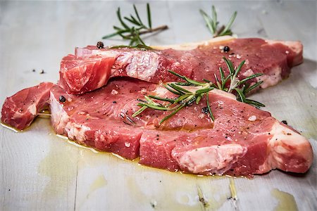sel & poivre - two fresh and raw beef steak seasoning with olive oil and herbs Foto de stock - Super Valor sin royalties y Suscripción, Código: 400-06867783
