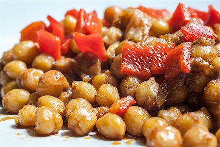 sauteeing - Cooked chickpeas with sauteed onion and roasted peppers Photographie de stock - Aubaine LD & Abonnement, Code: 400-06867794