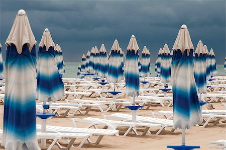 This is the back-end on the beach. Sunshades has been closed, heavy clouds clung to the seaside. Stockbilder - Microstock & Abonnement, Bildnummer: 400-06867935