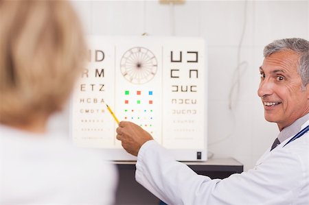 simsearch:400-07630065,k - Doctor doing an eye test on a patient in a hospital examination room Foto de stock - Super Valor sin royalties y Suscripción, Código: 400-06868006