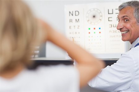 simsearch:400-07630065,k - Joyful doctor doing an eye test on a patient in a hospital examination room Foto de stock - Super Valor sin royalties y Suscripción, Código: 400-06868009
