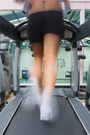 simsearch:673-02140416,k - Woman running on treadmill at gym Photographie de stock - Aubaine LD & Abonnement, Code: 400-06868125