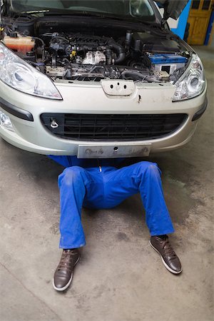 simsearch:400-06870131,k - Male mechanic lying under car at workshop Photographie de stock - Aubaine LD & Abonnement, Code: 400-06869984