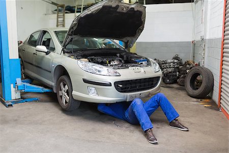 simsearch:400-06870131,k - Male mechanic working under car at garage Photographie de stock - Aubaine LD & Abonnement, Code: 400-06869985