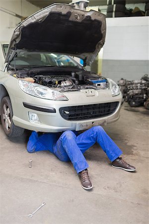 simsearch:400-06870131,k - Male mechanic under car in garage Photographie de stock - Aubaine LD & Abonnement, Code: 400-06869990