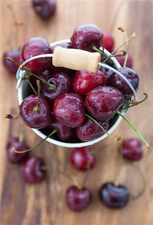 simsearch:400-05147624,k - Fresh wet cherries  in a white bucket on the wooden board with cherries around Foto de stock - Super Valor sin royalties y Suscripción, Código: 400-06860092