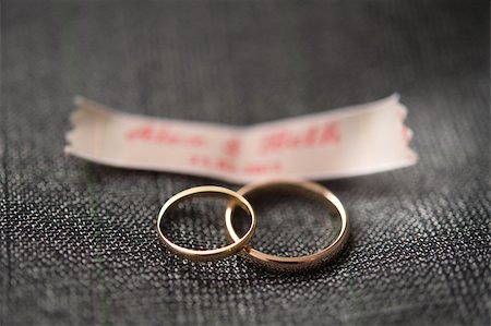 simsearch:400-04801864,k - Macro photo with low depth of focus of two wedding rings Stock Photo - Budget Royalty-Free & Subscription, Code: 400-06860188