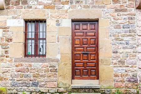 simsearch:400-06891819,k - Ancient wooden door with stone frame Photographie de stock - Aubaine LD & Abonnement, Code: 400-06860208