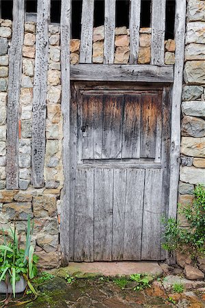 simsearch:400-06891819,k - Ancient wooden door with stone frame Photographie de stock - Aubaine LD & Abonnement, Code: 400-06860209