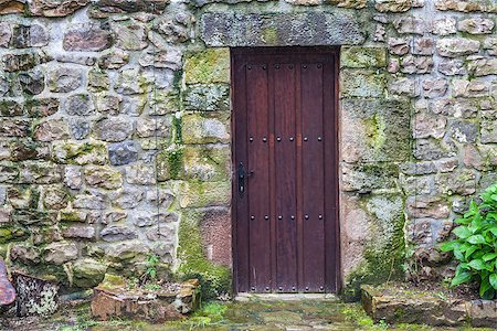 simsearch:400-06891819,k - Ancient wooden door with stone frame Photographie de stock - Aubaine LD & Abonnement, Code: 400-06860210